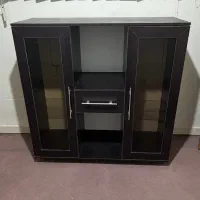 کمد چوبی با درب شیشه ای