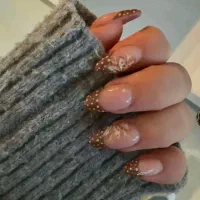 کاشت ناخن و ترمیم رایگان