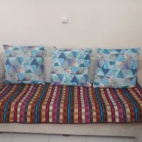 یک عدد مبل سه نفره