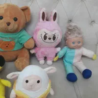 تعدادی اسباب بازی وعروسک