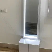 آینه قدی کمد دار همراه نور در حد نو