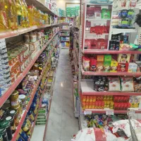 فروشنده آقا یا خانوم فروشگاه مواد غذایی