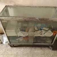 ویترین شیشه ای