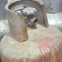 دو دانه کپسول گاز بوتان. یکیش پره.با یک ریگلاتور