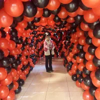 بادکنک آرایی گل آرائی تم تولد نئون عدد استند