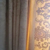 پرده والان رنگ کرم مخمل در حد نو جنس ترک میباشد