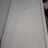 یک عدد میز چوبی