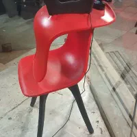 یک میز و دو صندلی سالم و نو