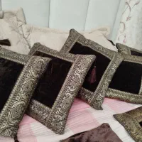 کوسن مخمل با یراق طلایی متخصص هر مبلمان