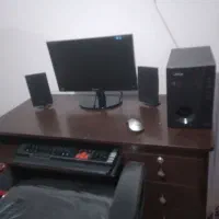 کامپیوتر و میز وصندلی