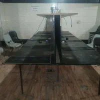 تعدادی میز کامپیوتر پیشخوان و نیمکت بفروش می‌رسد