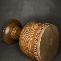 نوازنده ساز تنبک و داربوکا
