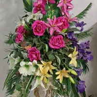 پایه گلدان با گل مصنوعی