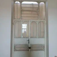 در آهنی همراه با شیشه