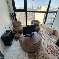 مبل و میز تلویزیون و تلویزیون