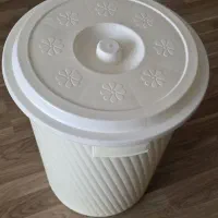 سطل زباله و شیشه و بطری