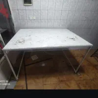 میز اهنی بسیار محکم