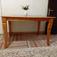 میز سالم تمیز بدون صندلی
