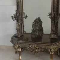 اینه و کنسول با شمعدان و ساعت