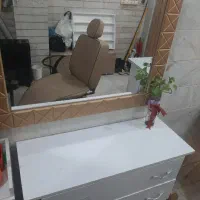 میز با اینه فقط میز یه پایه اش شکسته