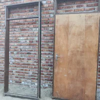 دو عدد درب چوبی اتاق با چارچوب فلزی