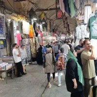 فروشنده خانم برای مغازه لباس زیر زنانه در بازار