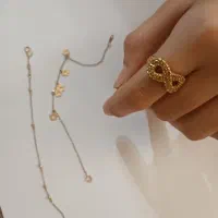 انگشتر بی نهایت حدود ۳ گرم ودستبند ها ۲