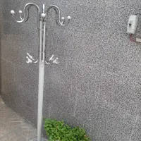 جا لباسی ایستاده
