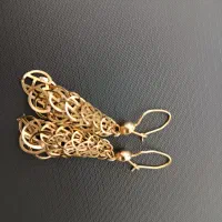 گوشواره آویز در حد نو ۲۰۰ بالای تابلو