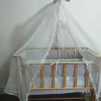 تخت و گهواره کنار مادر