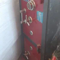 تعدادی ابزار نجاری و گاوصندوق