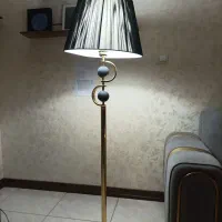 آباژور ایستاده