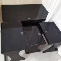 یک عدد میز بزرگ وسه عدد عسلی جلو مبلی