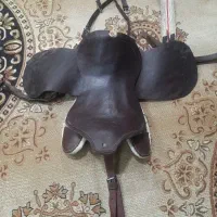 یک عدد زین  اسب با تمام وسایل
