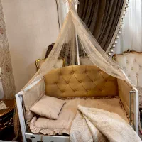 تخت کنار مادر|تخت و سرویس خواب|قم, شاه احمد قاسم|دیوار