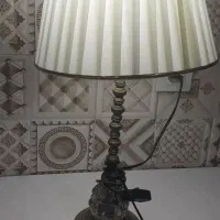 یک عدد چراغ خواب ویک عدد کلاه اباژربزرگ