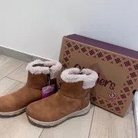 تعدادی کفش برند اسکیچرز