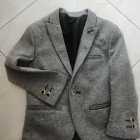 کت و پیراهن سفید زیر کت به همراه پاپیون،بچگانه