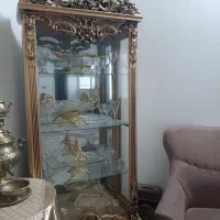 بوفه با وسایل داخل آن