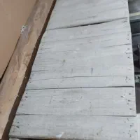 تخته قالی یا بنایی و تعدادی تیرک چوبی