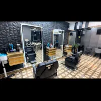 نیازمند یک ارایشگر ماهر در سالنی کامل با مشتری