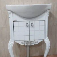 یک عدد دستشور همراهه کمدش