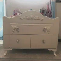 یک عدد میز آرایش ( شلف تخت )