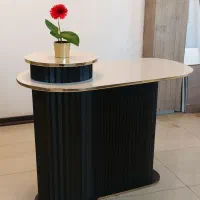 میز ناهار خوری و جزیره آشپزخانه بسیار شیک و مدرن