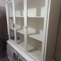 یگ کتابخانه بزرگ وشیک پاینش کمد هست دوتیکه