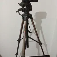 سه پایه و دوربین