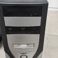 یک کامپیوتر دو مانیتور و لوازم قطعات