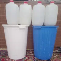 دوتا سطل بزرگ  همراه با ۵ تا دبه ۲۰ لیتری