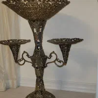 میوه خوری پایه دار کنار سالنی