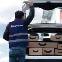 راننده با خودرو در دیجی‌کالا برای توزیع